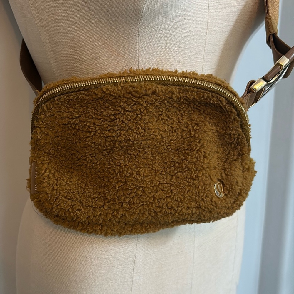 Lululemon Everywhere Fleece Crossbody Belt Bag Burnt Caramel Sherpa Gold Buckle